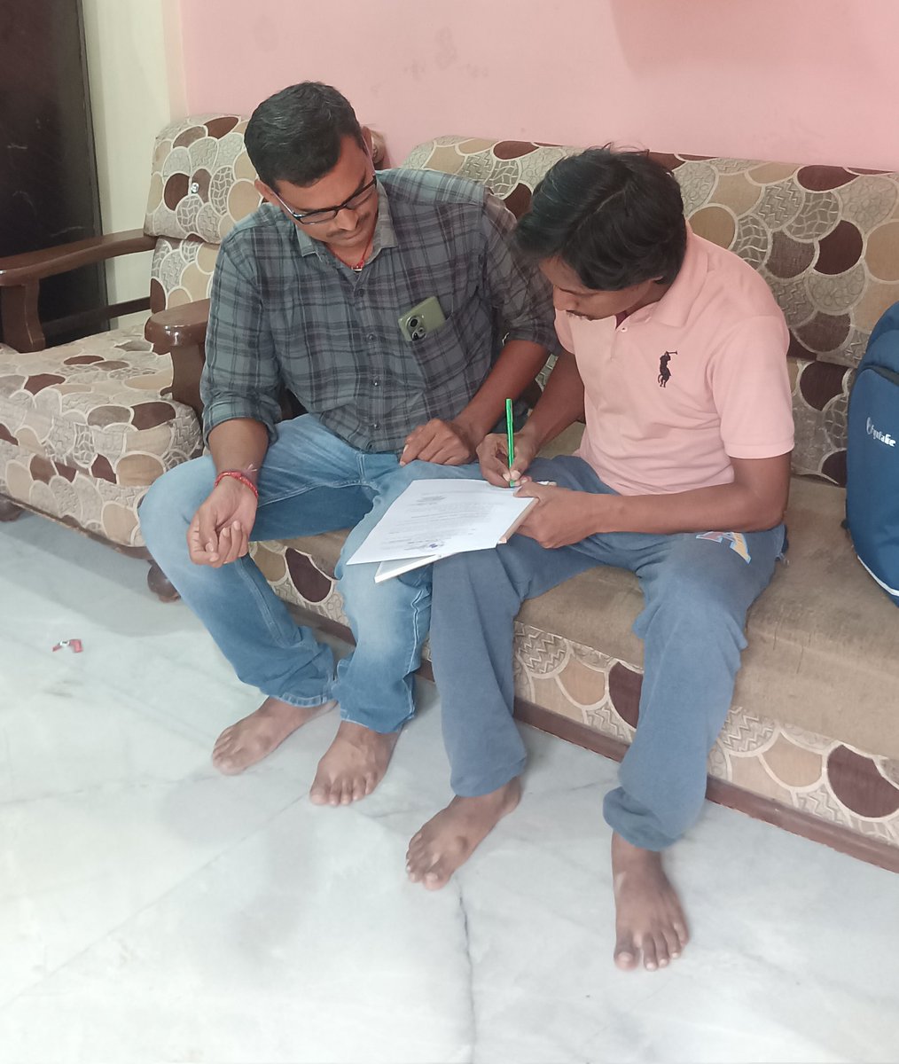 GoudNareshBrs's tweet photo. తమను ప్రశ్నించే వారే లేకుండా చేద్దామని రాష్ట్ర వ్యాప్తంగా ఉన్న బీఆర్ఎస్ సోషల్ మీడియా కార్యకర్తలపై అక్రమ కేసులు పెడుతున్న కాంగ్రెస్ సర్కార్. 

నాకు లేని యూట్యూబ్ ఛానల్ ఉందని.. నా పైన కేసు నమోదు చేసిన రామగుండం పోలీసులు.. నేడు ఇంటికి వచ్చి ఈ శుక్రవారం రామగుండం 

1/2..

@KTRBRS https://t.co/rUI3bUQfPn