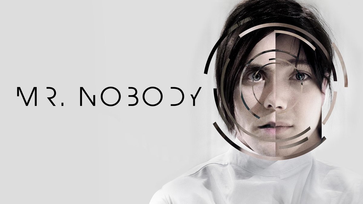 📽️ Mr. Nobody es de esas películas que te duelen bonito y que se quedan a vivir en el pecho. Juega con cada decisión como si la vida fuera un puzle de versiones posibles, y te recuerda que el pasado, y lo que no fue, también nos moldea.

Es vertiginosa, visualmente hipnótica y