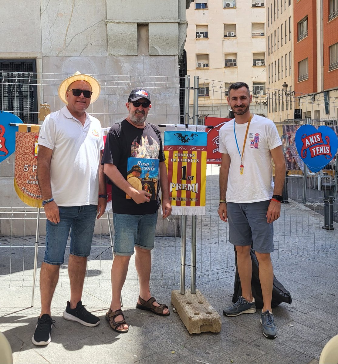 🏆🔥Entrega dels premis del Concurs de Llibrets de les Fogueres de Sant Joan d'Alacant.

📚Els passats 21 i 22 de juny, Lo Rat Penat va fer entrega dels premis del Concurs de Llibrets de les Fogueres de Sant Joan, reafirmant el seu compromís històric en la promoció de la