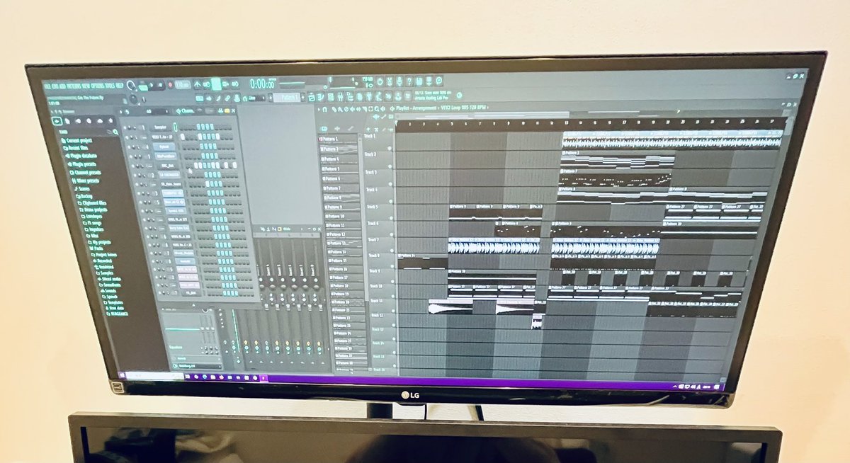 ウルトラワイド29インチはコレ
ディスプレイアームで上側に設置してあるので
少し首が疲れる
FLstudio のスキンを変更してあります
トラックネームやパターンネームは
つけない昔から主義
全部頭にしか記録してないのな
フレーズ聴けばだいたい把握
#DTM #Flstudio