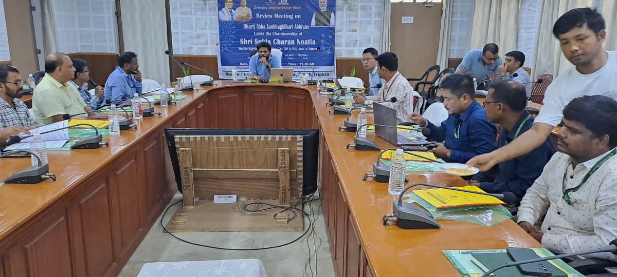 southtripuraDM's tweet image. 📋 157th Meeting of DLRC, DCC &amp;amp; DLSC was held on 24.06.2025 at 12:00 PM at Circuit House, Belonia, South Tripura, under the chairmanship of the DM &amp;amp; Collector. 🏛️
Discussions focused on banking services, credit outreach &amp;amp; govt. schemes. 💼
#DLRC #DCC #SouthTripura #BankingUpdates