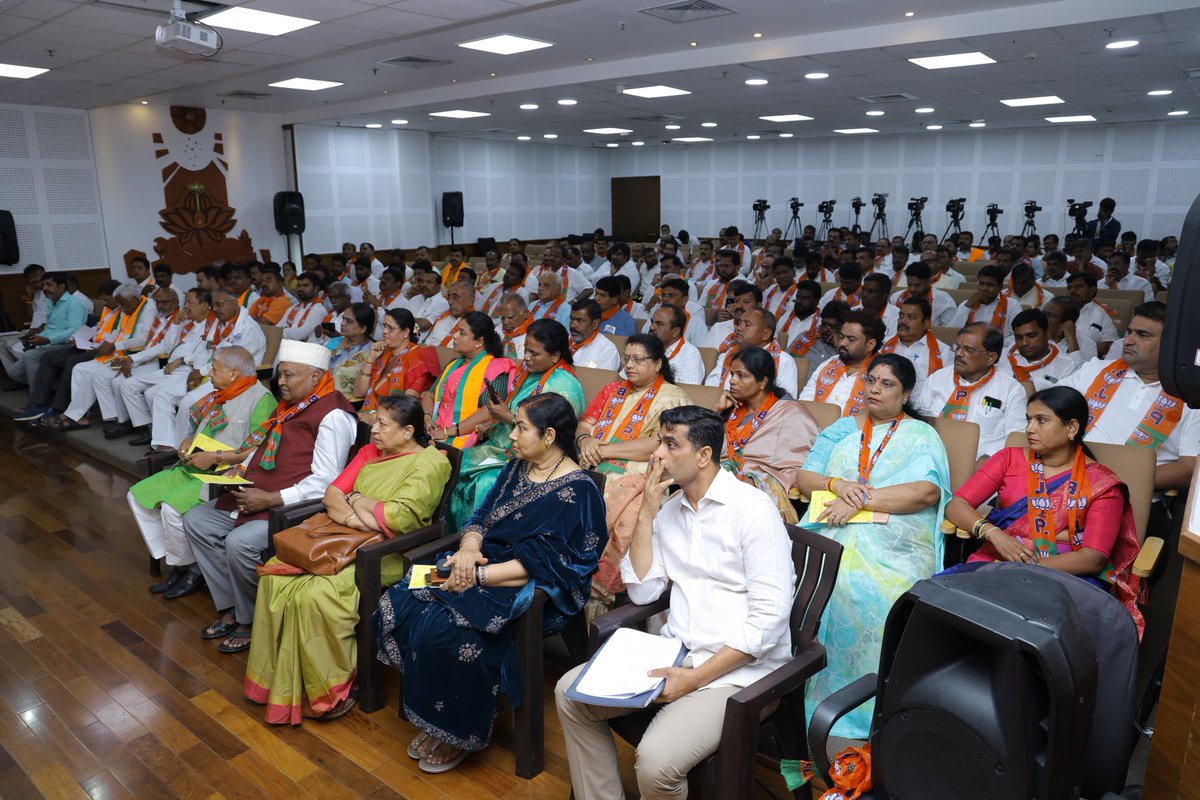 ರಾಜ್ಯಾಧ್ಯಕ್ಷರಾದ ಶ್ರೀ <a href="/BYVijayendra/">Vijayendra Yediyurappa</a> , ವಿಧಾನಪರಿಷತ್ ವಿಪಕ್ಷ ನಾಯಕರಾದ ಶ್ರೀ <a href="/NswamyChalavadi/">Chalavadi Narayanaswamy</a> ಅವರು ಇಂದು ರಾಜ್ಯ ಬಿಜೆಪಿ ಕಾರ್ಯಾಲಯ ಜಗನ್ನಾಥ ಭವನದಲ್ಲಿ ಹಿಂದುಳಿದ ವರ್ಗಗಳ ಮೋರ್ಚಾದ ವಿಶೇಷ ಸಭೆ ನಡೆಸಿದರು. 

ಈ ಸಂದರ್ಭದಲ್ಲಿ ರಾಜ್ಯ ಉಪಾಧ್ಯಕ್ಷರಾದ ಶ್ರೀ <a href="/BABasavaraja/">Byrathi Basavaraja</a> , ಸಂಸದರಾದ ಶ್ರೀ <a href="/KotasBJP/">Kota Shrinivas Poojari</a> , ಶ್ರೀ <a href="/PCMohanMP/">P C Mohan</a> ,