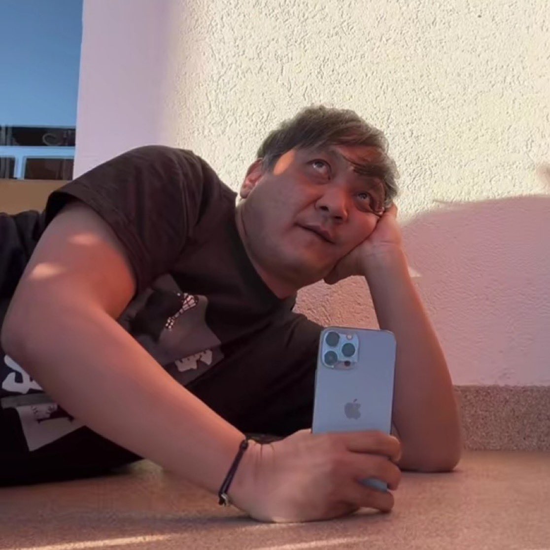 video boyunca jimini cekerken jungkook: