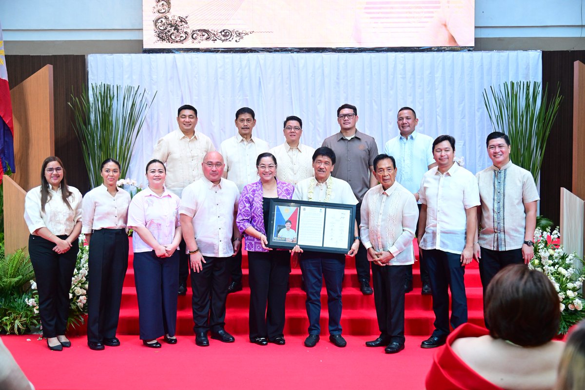 COUNCILORS SUVA AT POSADAS, BINIGYANG-PASASALAMAT NG MANDALUYONG

Nagbigay ng pasasalamat ang Pamahalaang Lungsod ng Mandaluyong kina outgoing Councilor Rodolfo Posadas, at Councilor/Vice Mayor-elect Anthony DLS Suva, sa bisa ng Resolution No. 3626 at Resolution No. 3627 S-2025.