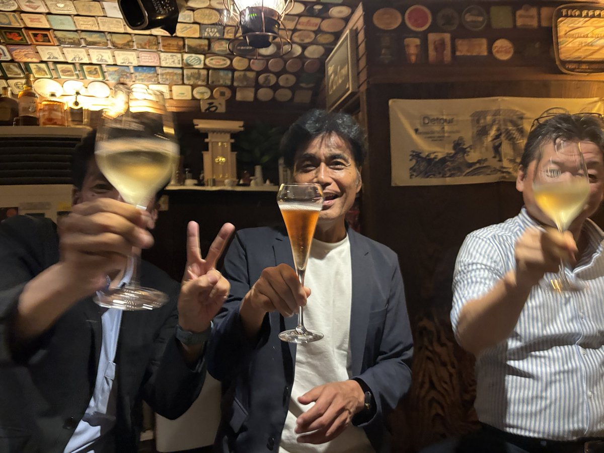 barcolon's tweet photo. 熊本西高校6期生の「かまたさとる」先輩が、御友人たちとBar: Colonに来てくれました。
今回、参議院選挙に出るとのことで、
ぼくも応援します！
こういう人に上に立ってもらいたいです。

QRコードから鎌田先輩の活動をチェックしてみ

#かまたさとる 
#バーコロン #barcolon
#熊本バー https://t.co/1rc3ehtpTR