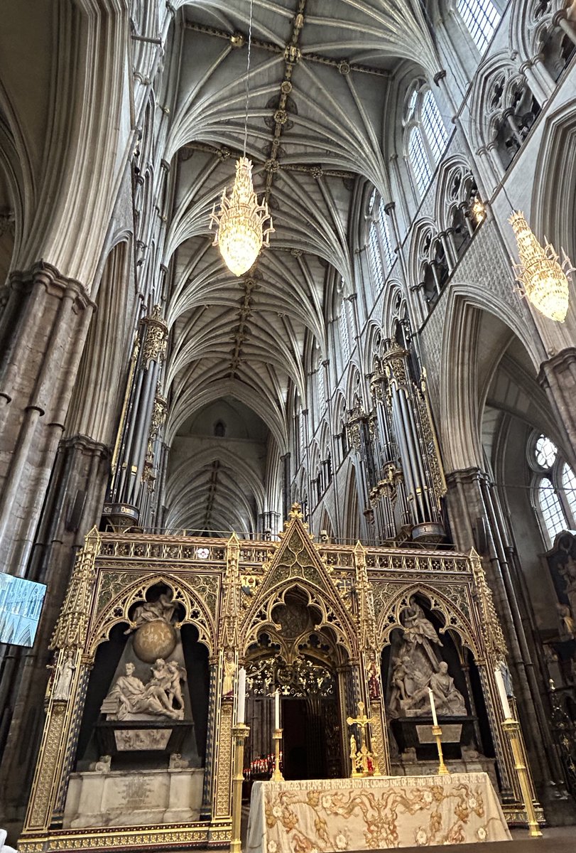 Hanging out with Isaac Newton - beneath the vaulting of Westminster Abbey’s nave, built 1376-1517

#gothic #medieval #westminster #london #newton #architecture #building #church #cathedral #science