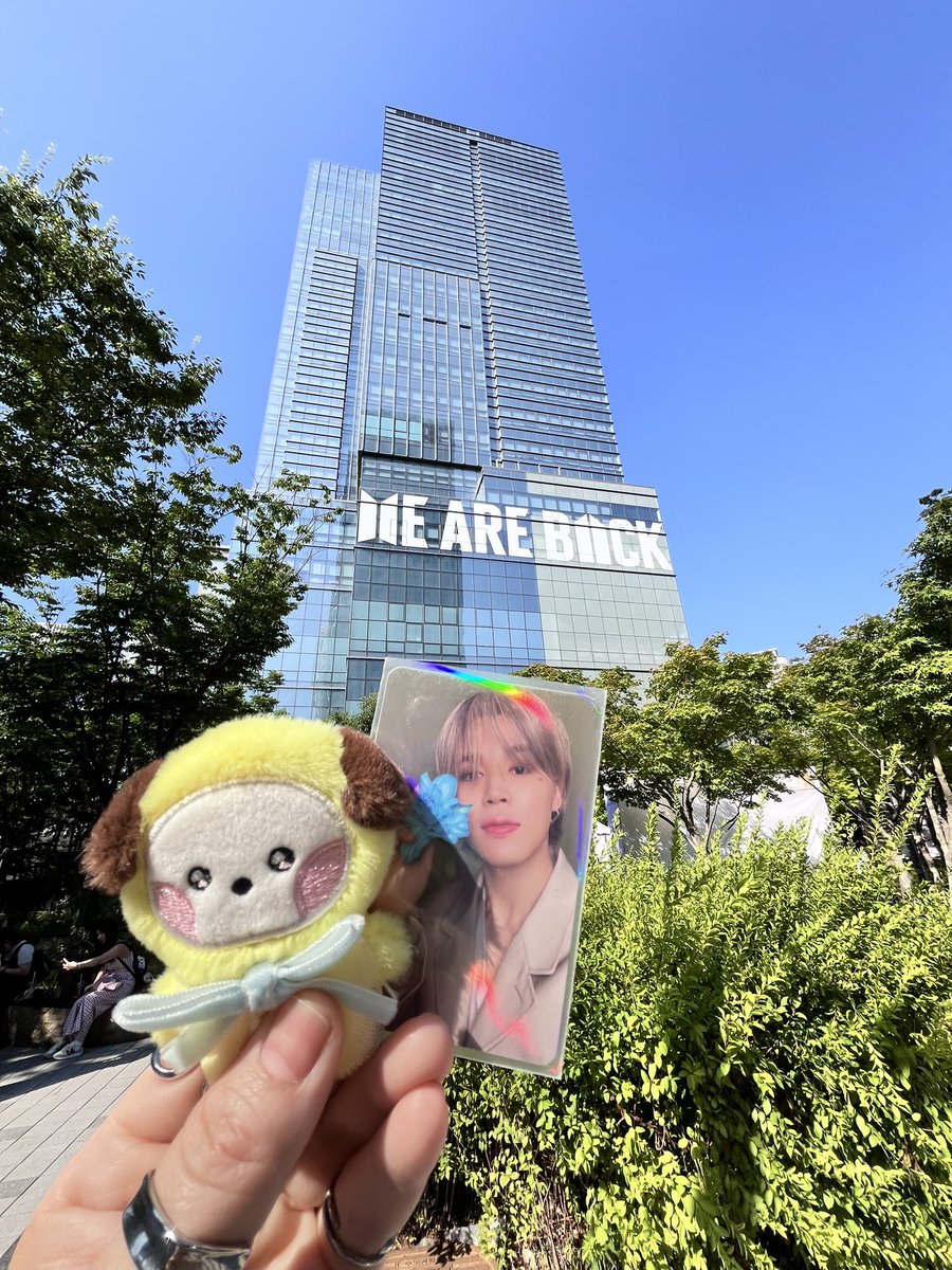 m26j13's tweet photo. ジミンちゃんのきりんぐいっとがーる🥹💜
帰ってきたよー🇯🇵
これみれただけでも歓喜でした☺️ https://t.co/Prn9E7I13m