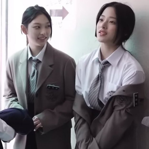 이거 헤리니 시선방향에 화살표 있는게 뻘하게 웃기네 ㅋㅋㅋ

🐱➡️🧸