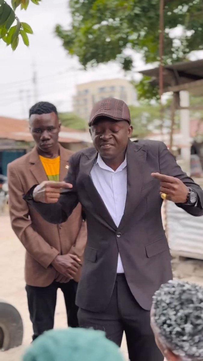 Rydx_017's tweet photo. Leonardo kama Mbunge,

Akirudi Jimboni miaka mitano (5) tangu achaguliwe.

Unaambiwa wananchi wamemsahau, 

Anaenda sambaza Tena Tisherts kwa wazee wa Jimbo

Video kwa Comments 👇 https://t.co/ft2ySovXXK