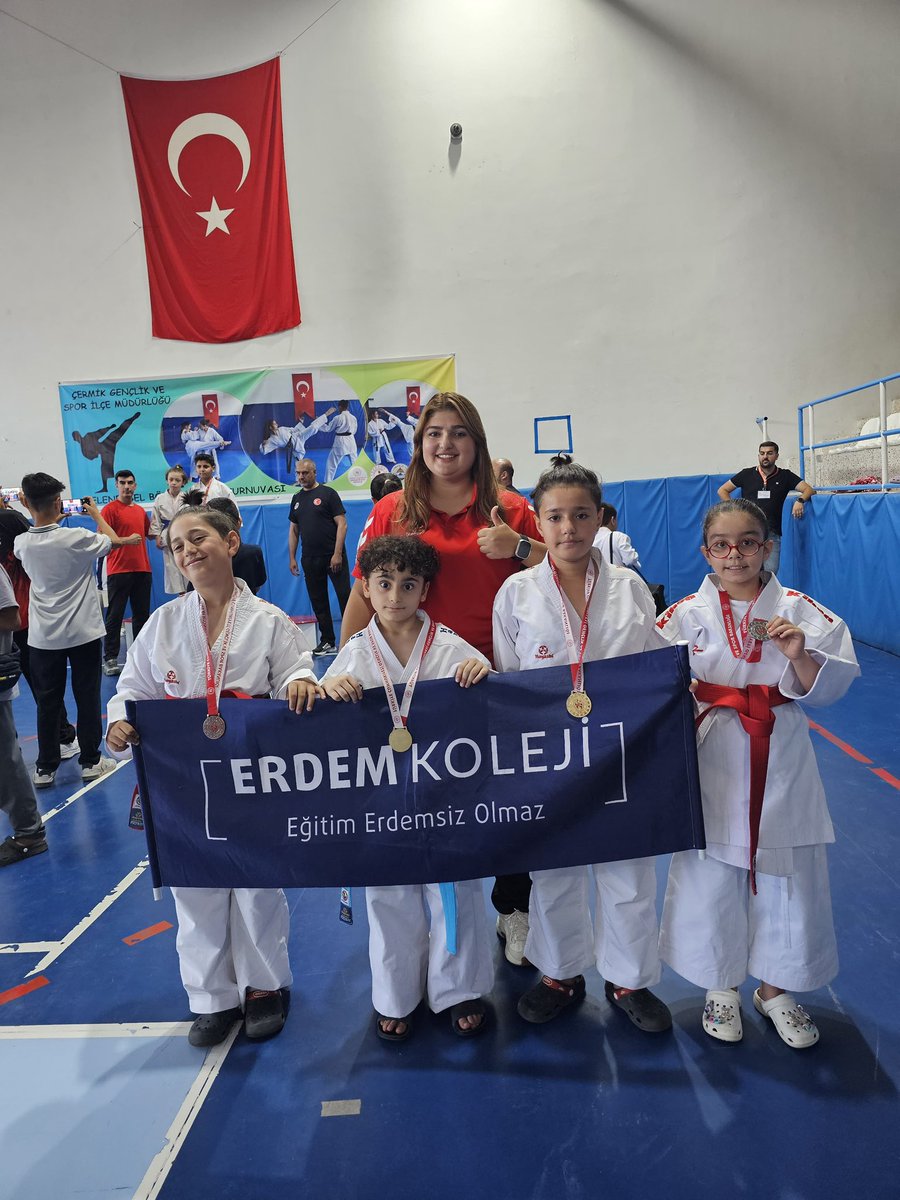 erdemligelecek's tweet photo. Diyarbakır İlinde  düzenlenen  geleneksel bölge  Çermik  Karate  Turnuvasında  Okulumuz öğrencilerinden  ;
Rüzgar Bekir Akyüz kumite alanında  🥇 
Mert Tunç  kata alanında 🥇
Rüzgar Bekir Akyüz  kata alanında 🥉
Deniz Akyüz  kumite alanında🥈
Damla Nur Doğan kumite alanında 🥈
Damla Nur Doğan  kata alanında 🥈
Asaf  Berke Paksoy  kumite alanında 🥉

Öğrencilerimizi tebrik eder, başarılarının devamını dileriz 😊🥋