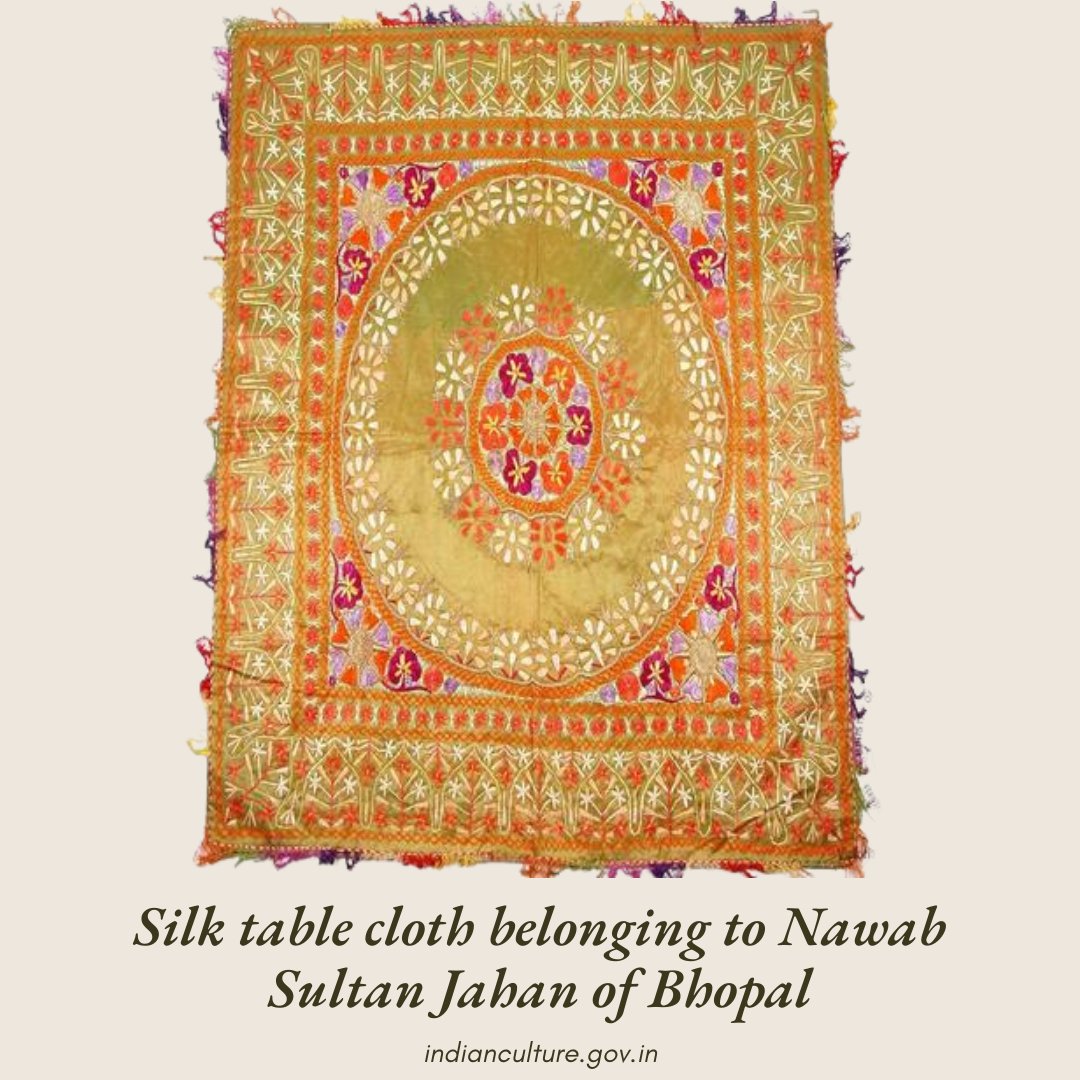 _IndianCulture's tweet photo. Textiles used by iconic historical figures have been popularised by museums as artefacts.
These are some popular textiles presently preserved in museums.
Discover more at the Indian Culture Portal.
#achkan #jacket #textiles #artefacts #salarjung #tipusultan #headgear https://t.co/9kLbucj2iH