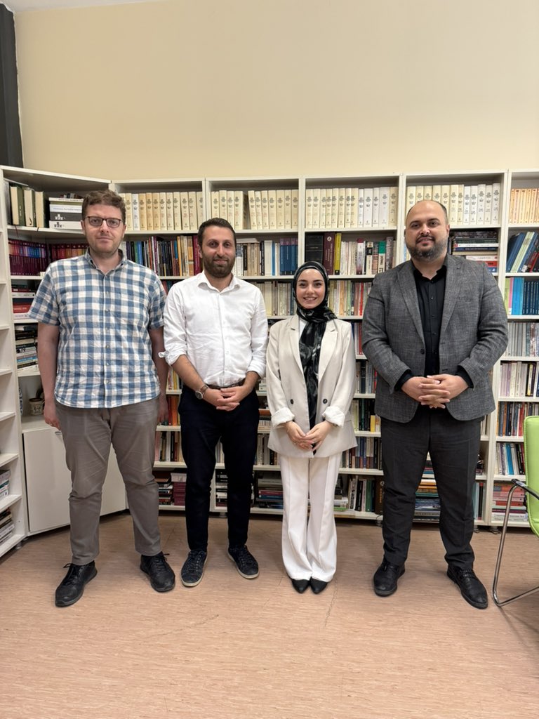 IMU_Sosyoloji's tweet photo. Yüksek Lisans öğrencimiz Tuğçe Ayrıç Kösen Dr. Öğr. Üyesi Elyesa Koytak danışmanlığında hazırladığı tezini başarıyla savundu!

“Ne İstihdamda Ne de Eğitimde Olan Gençlerin Bourdieu’nün Sermaye Türleri Bağlamında Analizi” teziyle uzmanlığını alan öğrencimizi kutlarız. https://t.co/KkNj3tmaqF