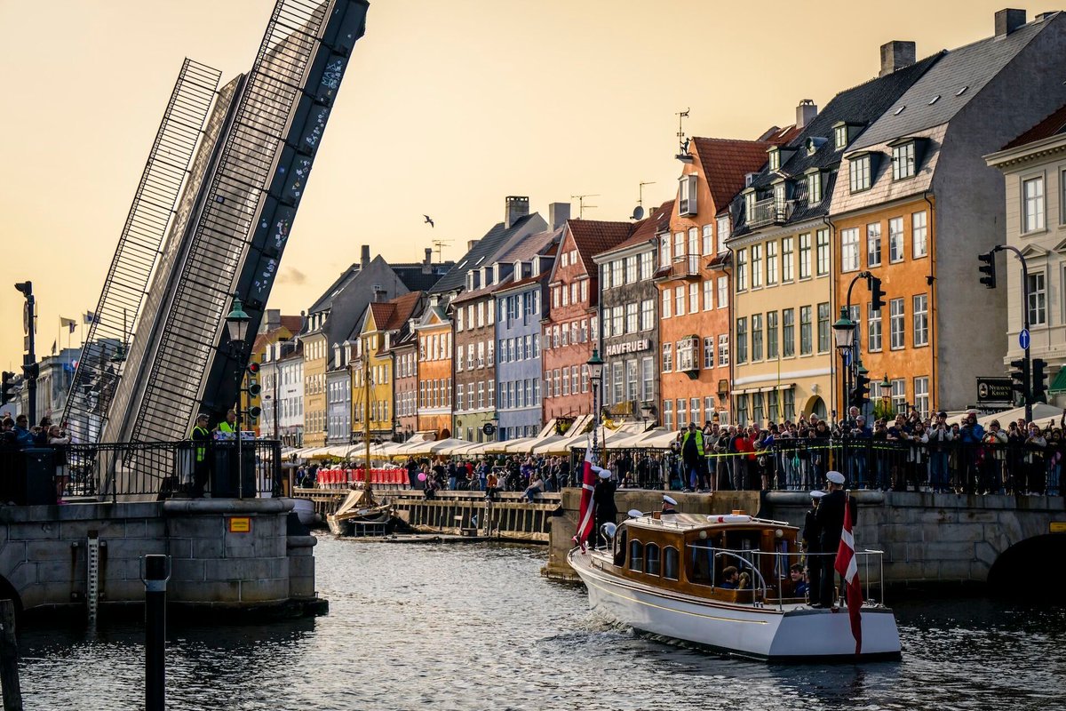 PhotoMattJames's tweet photo. King Frederik of Denmark arrives by boat at Nyhavn to start the 10k Royal Run in Copenhagen. Annually, he and his family participate in this event. 

#RoyalRun #Copenhagen #Photographer #Running #Fotograf #Nyhavn #Denmark #København #KongFrederik #Kongehuset #Boat https://t.co/148n2c9unR