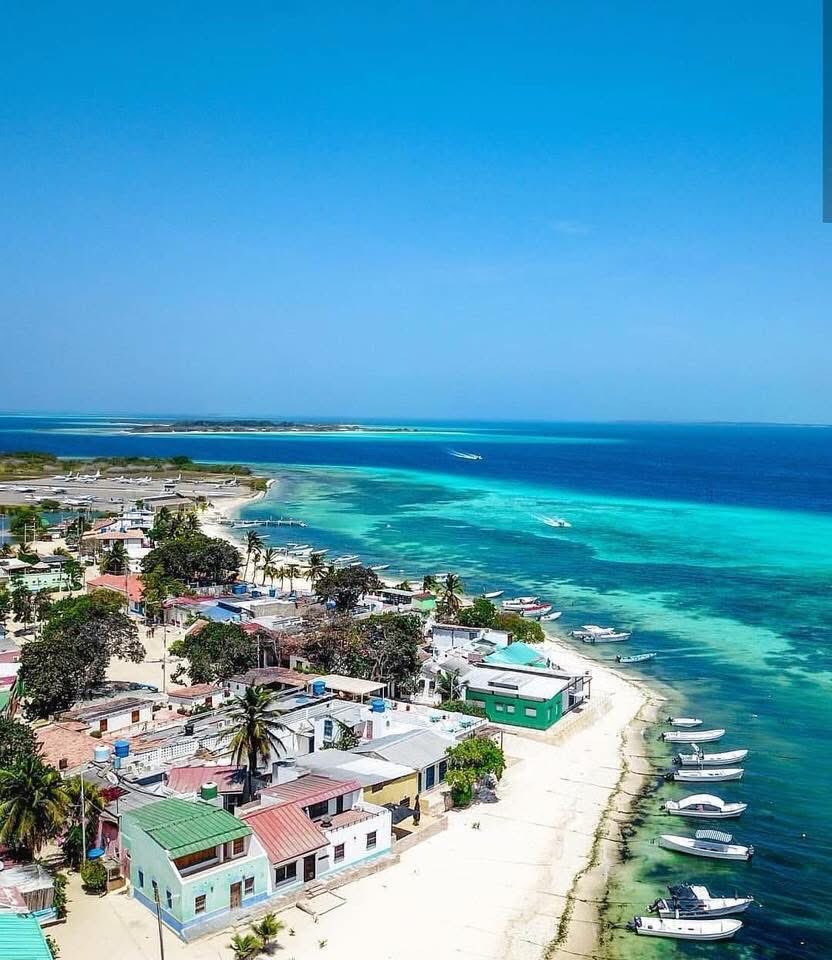 Espectacular panorámica 
EL GRAN ROQUE al fondo el Cayo Madrisky….Archipiélago de los Roques VENEZUELA 
🇻🇪🇻🇪🇻🇪🇻🇪🇻🇪🇻🇪🇻🇪🇻🇪🇻🇪
📸 <a href="/visualsaab/">saabvisual</a>