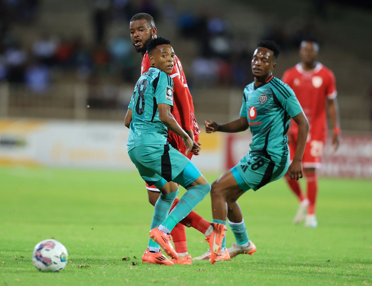 Mabakhaniya, on a scale of 1-10 how would you rate the signing of Sipho Mbule at Orlando Pirates? 🤔🔥

#AirMobile #BetwayPrem #CastleLager