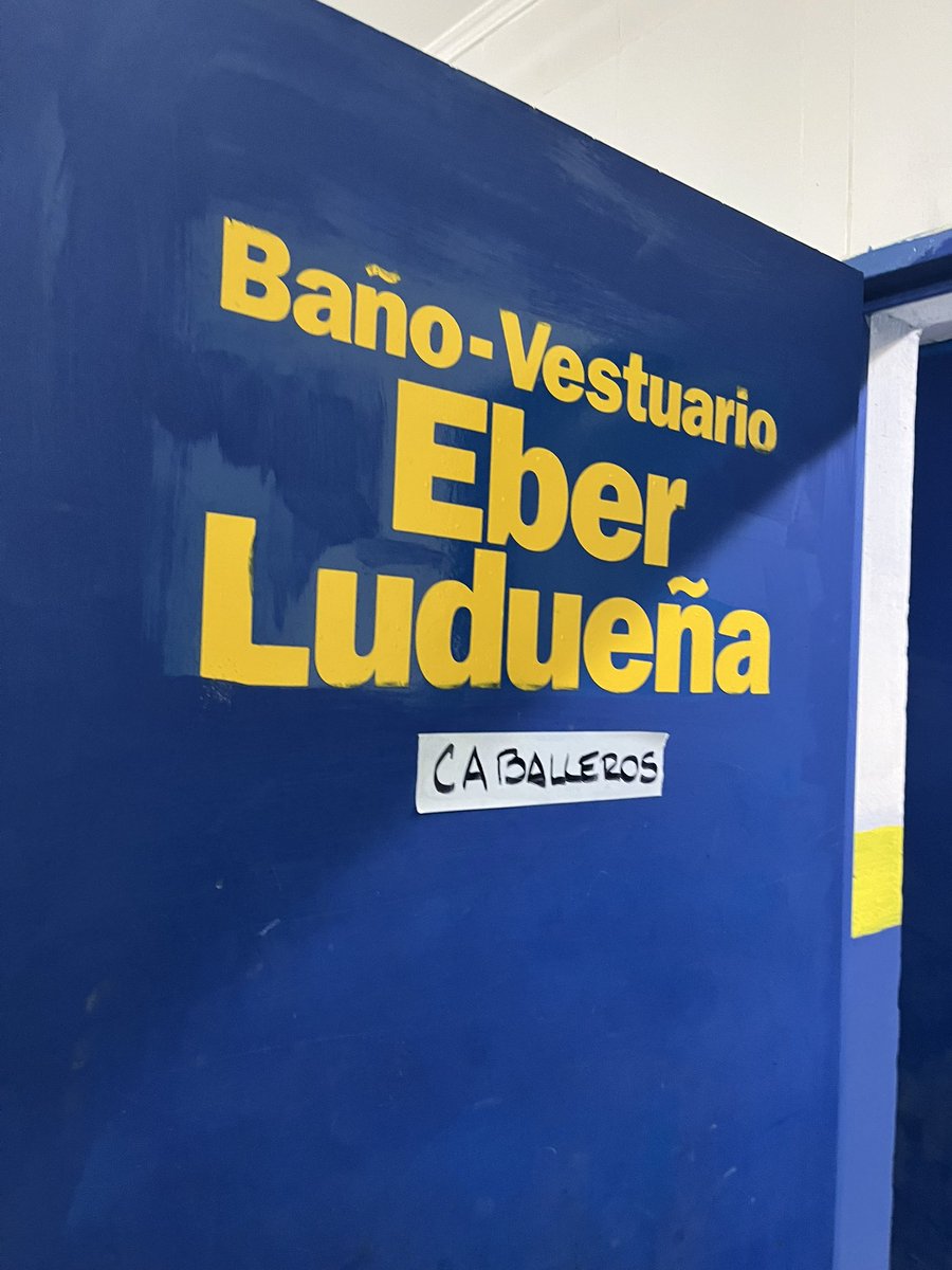 Antes de opinar de mi tribuna, fíjate cómo le pusiste a tus baños. ESTÚPIDO!