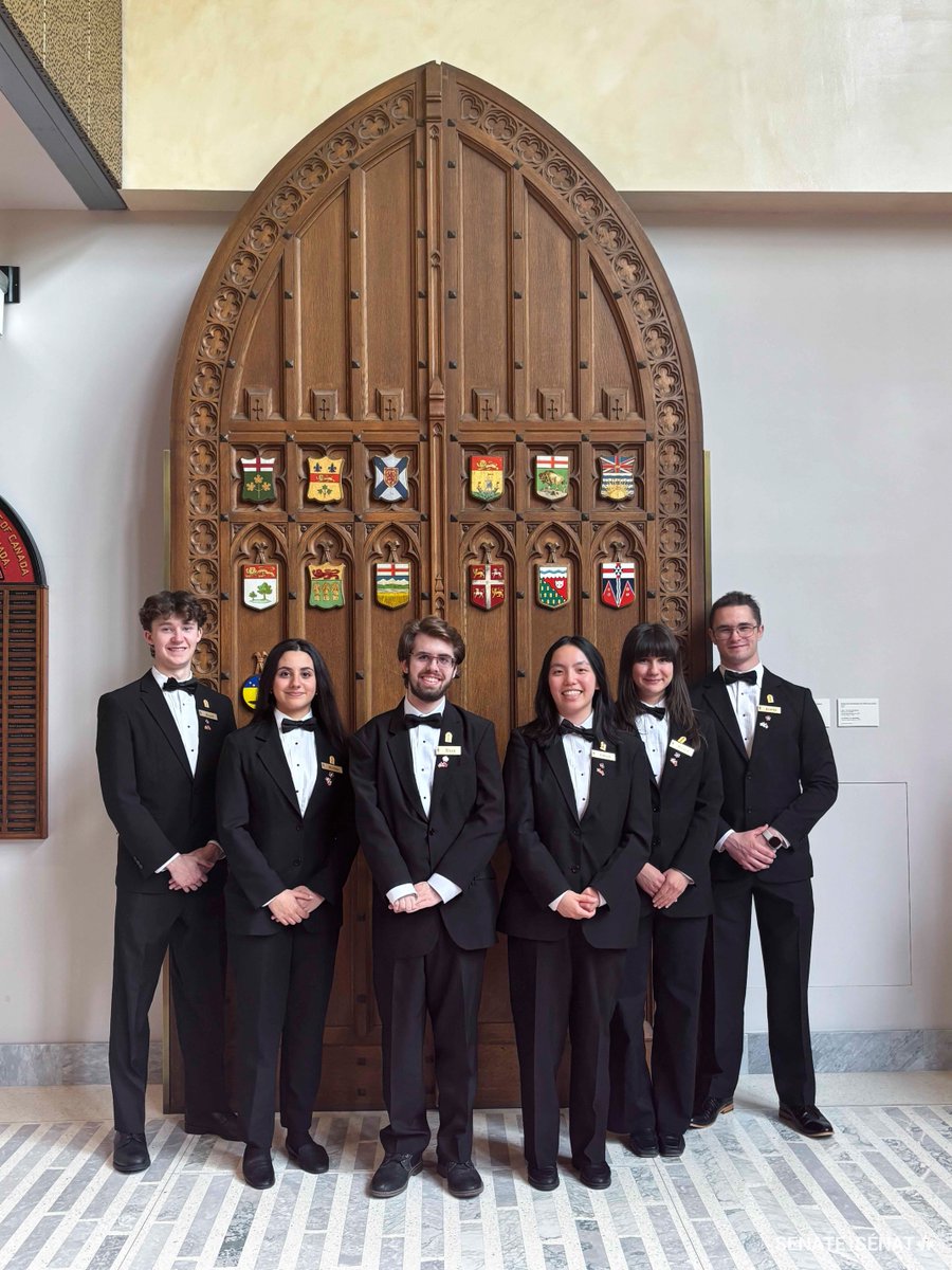 SenatCA's tweet image. Joyeuse Saint-Jean-Baptiste à tous ceux qui célèbrent!

#LSV? Le bilinguisme est au cœur du Programme des pages du Sénat. Cette année, la cohorte comprend fièrement des pages francophones de la Colombie-Britannique, de l’Alberta, de l’Ontario et du Québec. ⚜️

#SenCA