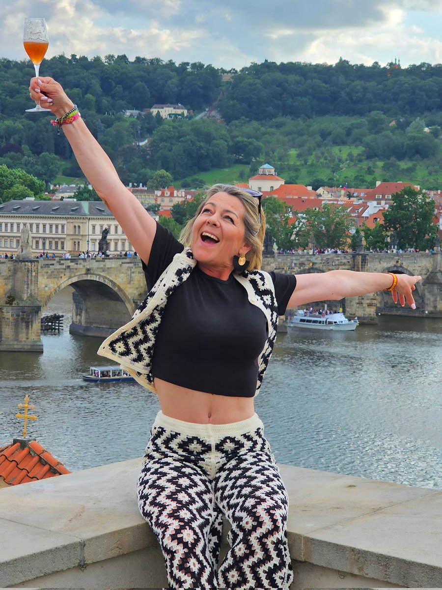 Descubre los miradores mas espectaculares de #Praga !! Video completo con toda la información aqui:
instagram.com/reel/DLR7_7csi…

#DestinoChequia #MeetingPoint2025 
<a href="/CzechRepublicES/">VisitCzechia_España</a>
