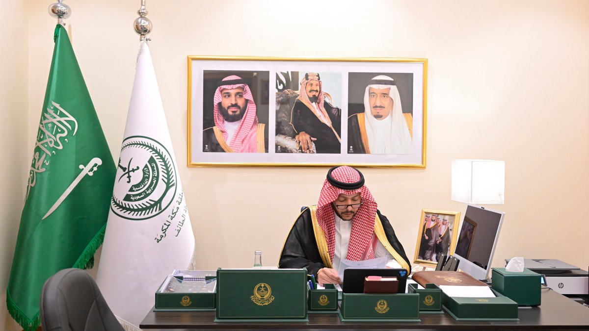 سمو #محافظ_الطائف الأمير #سعود_بن_نهار يستقبل مدير مكتب فرع وزارة النقل والخدمات اللوجستية بالطائف المهندس بدر الجعيد.
 اطلع -سموه- على سير المشاريع الجاري تنفيذها في المحافظة ونسب إنجازها.