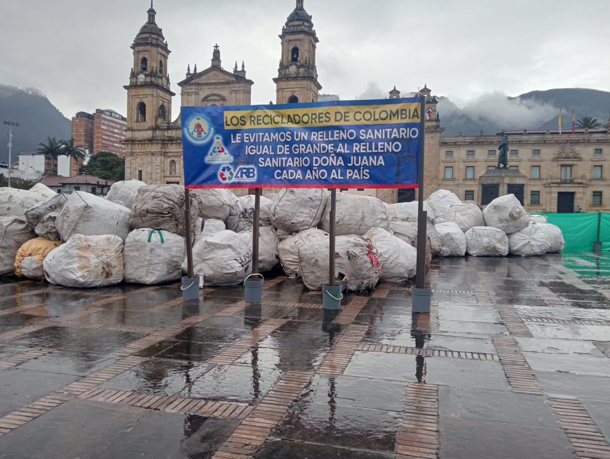 #BOGOTÁ | Miembros de la Asociación Nacional de Recicladores protestan en la Plaza de Bolívar por la reducción de los precios del plástico pet y le piden al Gobierno Nacional una reunión de urgencia. 

Vía <a href="/JulianiMartinez/">Julian Matiz</a>
Caracol.com.co