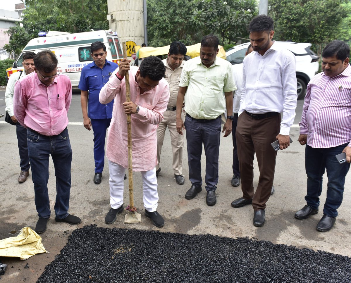 Kapil Mishra (@kapilmishra_ind) on Twitter photo दिल्ली की सड़कों को गड्ढा मुक्त बनाने का अभियान जारी है
PWD ने 1,400 किमी सड़कों पर फैले 3,400 से अधिक गड्ढों को भरने का काम शुरू किया है
इसी क्रम में दिल्ली के विकास मार्ग पर सड़क के गड्ढे की मरम्मत कार्य में श्रमदान किया, जनता को तकलीफ ना हो इस संबंध में अधिकारियों को निर्देश दिल्ली की सड़कों को गड्ढा मुक्त बनाने का अभियान जारी है
PWD ने 1,400 किमी सड़कों पर फैले 3,400 से अधिक गड्ढों को भरने का काम शुरू किया है
इसी क्रम में दिल्ली के विकास मार्ग पर सड़क के गड्ढे की मरम्मत कार्य में श्रमदान किया, जनता को तकलीफ ना हो इस संबंध में अधिकारियों को निर्देश