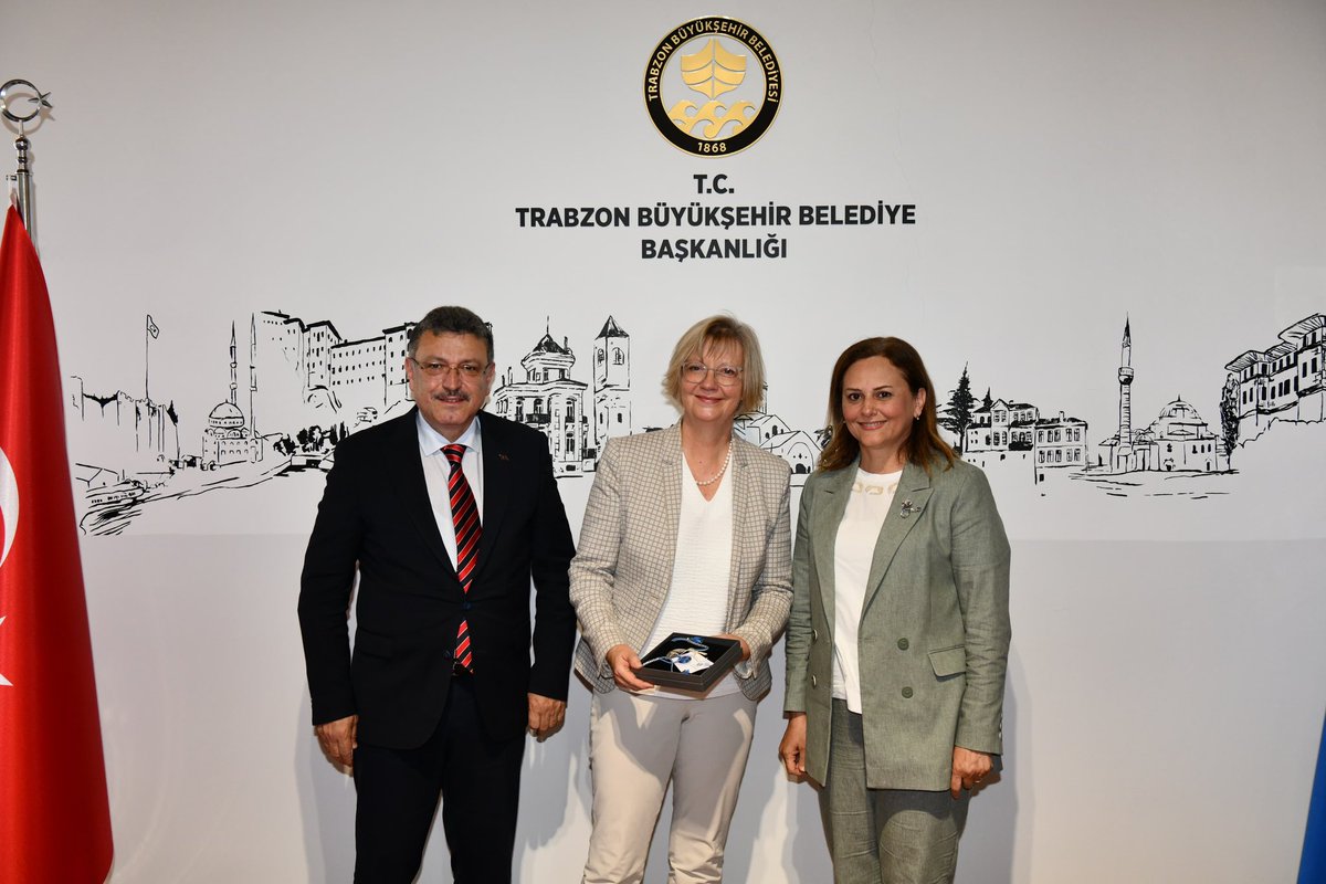 Sibylle Katharina Sorg (@gerambturkiye) on Twitter photo Trabzon Belediye Başkanı <a href="/ahmetmgenc/">Ahmet Metin Genç</a>’e gerçekleştirdiğimiz verimli görüşme için teşekkür ederim. Trabzon ile ekonomi, #kültür, #turizm, iklim değişikliğiyle mücadele ve #spor alanlarında birçok iş birliği imkanı var! Trabzon Belediye Başkanı <a href="/ahmetmgenc/">Ahmet Metin Genç</a>’e gerçekleştirdiğimiz verimli görüşme için teşekkür ederim. Trabzon ile ekonomi, #kültür, #turizm, iklim değişikliğiyle mücadele ve #spor alanlarında birçok iş birliği imkanı var!