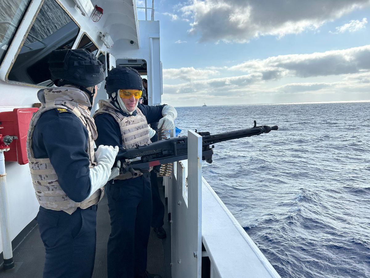 Armada_esp's tweet photo. Nuestros Guardiamarinas de la #EscuelaNavalMilitar se adiestran en tiro a bordo del buque escuela de cooperación pesquera #Intermares durante su crucero de prácticas.
#SomosLaArmada⚓🇪🇸 https://t.co/0TIlpnE7Yc
