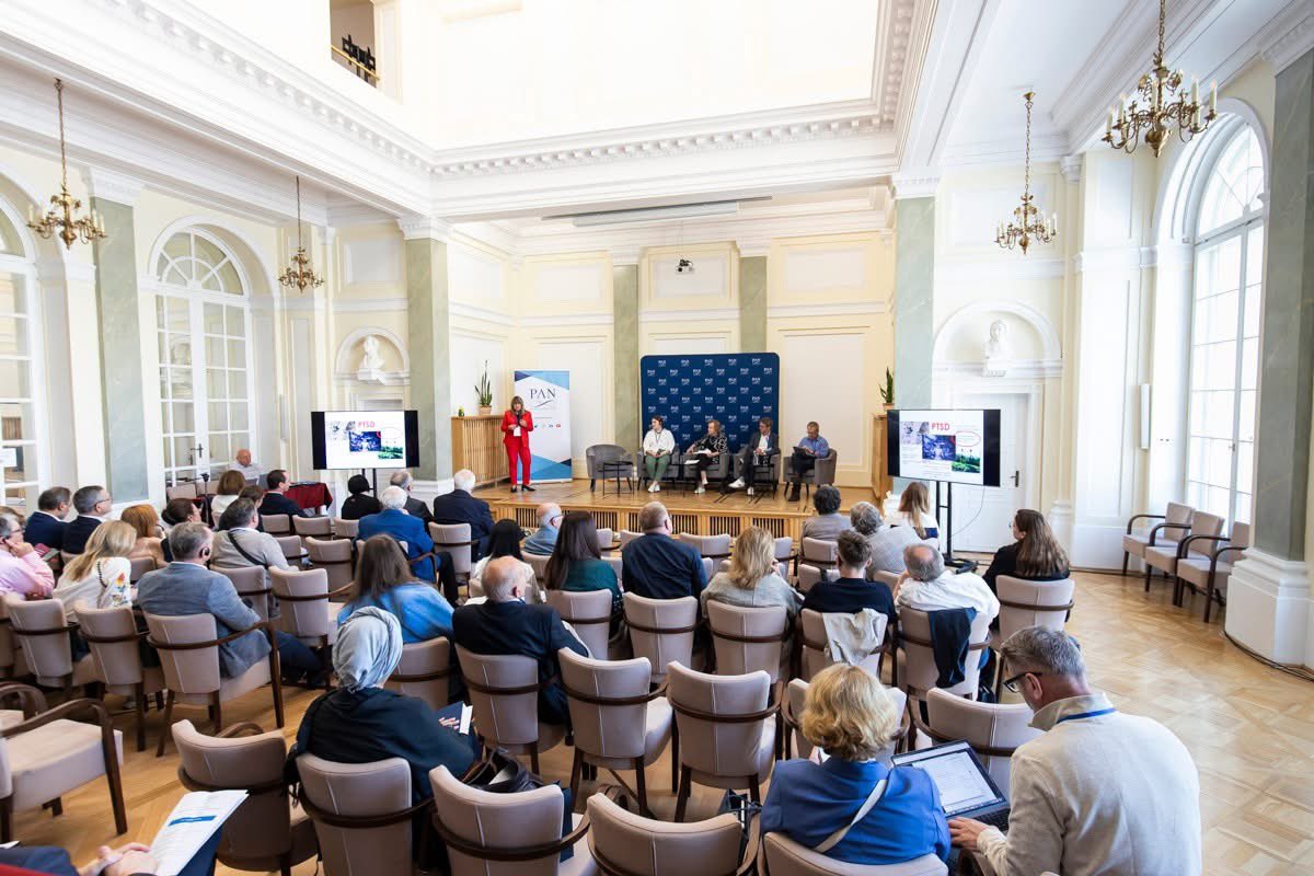 🎓 Jak leczyć rany wojny, które nie są widoczne?

W Pałacu Staszica zakończyła się międzynarodowa konferencja poświęcona traumom psychicznym wywołanym wojną. Przez dwa dni eksperci z kilkunastu krajów omawiali, jak skutecznie wspierać osoby z PTSD i jak budować odporność