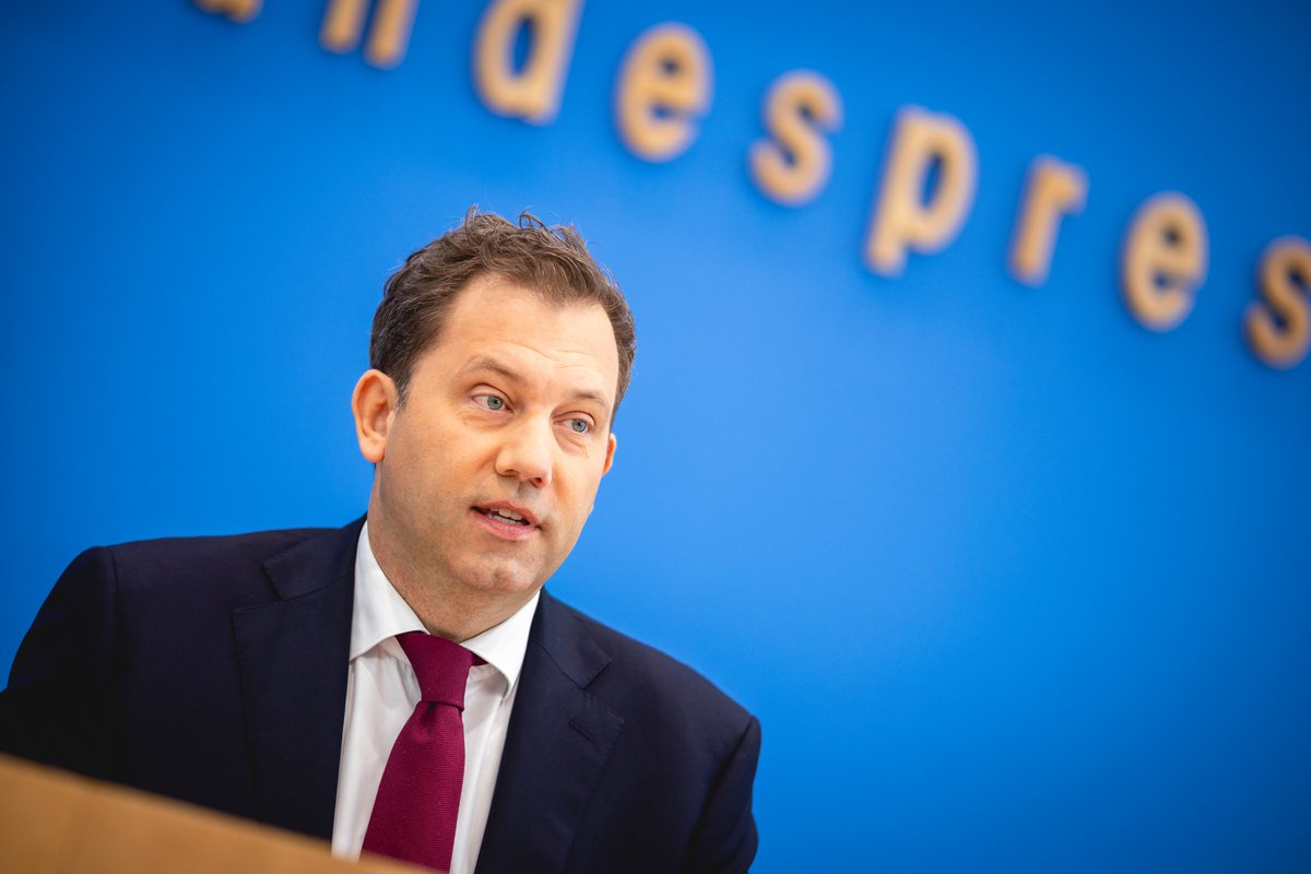 Bundesministerium der Finanzen (@bmf_bund) on Twitter photo Unser oberstes Ziel ist klar: Wir wollen die Wirtschaft ankurbeln und dadurch Arbeitsplätze sichern und neue schaffen, so Minister <a href="/larsklingbeil/">Lars Klingbeil 🇪🇺</a>. Mit neuem Wachstum werden auch die Einnahmen des Staates wieder steigen.
➡️ Details zum Haushaltsentwurf: bundesfinanzministerium.de/bundeshaushalt… Unser oberstes Ziel ist klar: Wir wollen die Wirtschaft ankurbeln und dadurch Arbeitsplätze sichern und neue schaffen, so Minister <a href="/larsklingbeil/">Lars Klingbeil 🇪🇺</a>. Mit neuem Wachstum werden auch die Einnahmen des Staates wieder steigen.
➡️ Details zum Haushaltsentwurf: bundesfinanzministerium.de/bundeshaushalt…