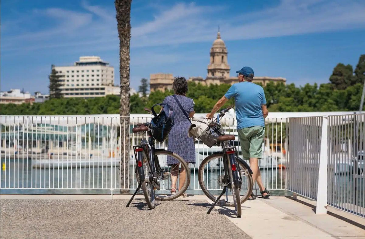 🚲 La bicicleta se ha convertido en uno de los medios de transporte favoritos para recorrer Málaga.

La perspectiva de la ciudad es distinta y te permite disfrutar del entorno de una forma original y divertida.

Apunta 👉🏼 visita.malaga.eu/es/que-ver-y-h…