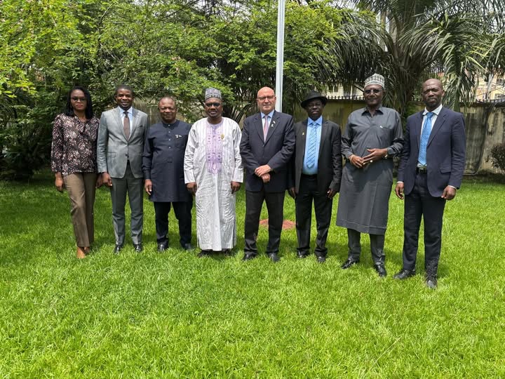 Israel au Cameroun (@israelincm) on Twitter photo Une délégation de parlementaires camerounais est venue à l'Ambassade d'<a href="/IsraelinCM/">Israel au Cameroun</a> exprimer leur solidarité au peuple d'Israel.
🇨🇲🇮🇱 Une délégation de parlementaires camerounais est venue à l'Ambassade d'<a href="/IsraelinCM/">Israel au Cameroun</a> exprimer leur solidarité au peuple d'Israel.
🇨🇲🇮🇱