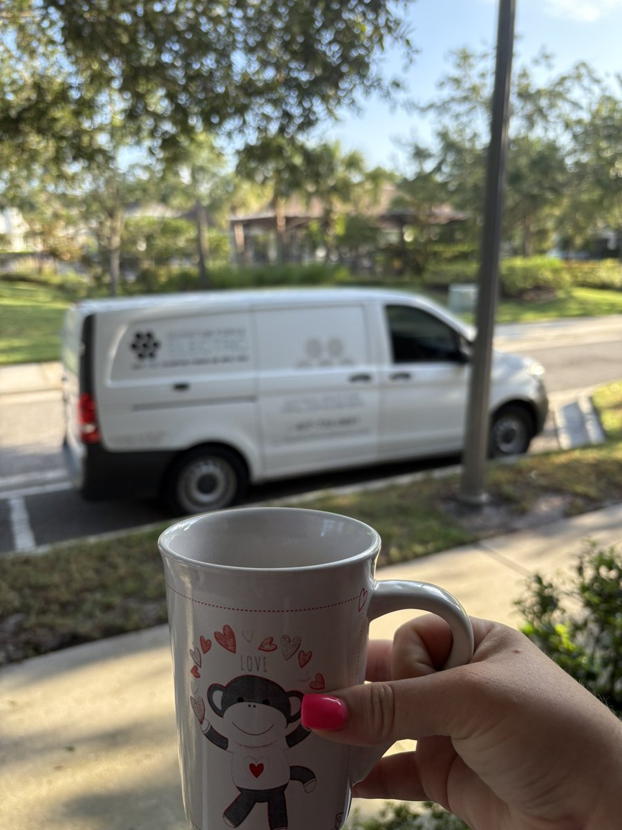 HoofieLife's tweet photo. Good morning, Americans! 🌞☕️🇺🇸

The electrician is here. Lightning struck my neighbors and my electrical box. Haven’t been able to open my garage door for a week. Not all hero’s wear capes. 

#floridawoman #electrician #BlueCollar #america #grateful #realmen #fixthings #electric #florida #america #USA #coffee #centralfl #YourFloridaWoman #local #SmallBusiness #SmallBusinessSupport 💪❤️💥
