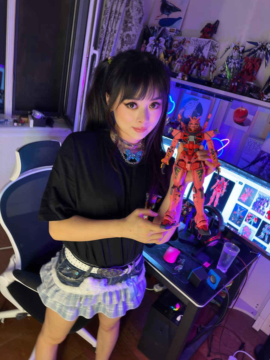 LrisSuen_'s tweet image. Not living for a perfect moment-just living one⚡️🧘‍♀️
#Gundammodel #handmademodel #Gundamrobot #cartoonist