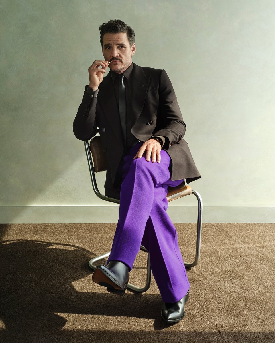 VanityFair's tweet image. Pedro Pascal photographed by Sølve Sundsbø for VF’s July/August issue. 

🔗: vanityfair.visitlink.me/46Zjiq