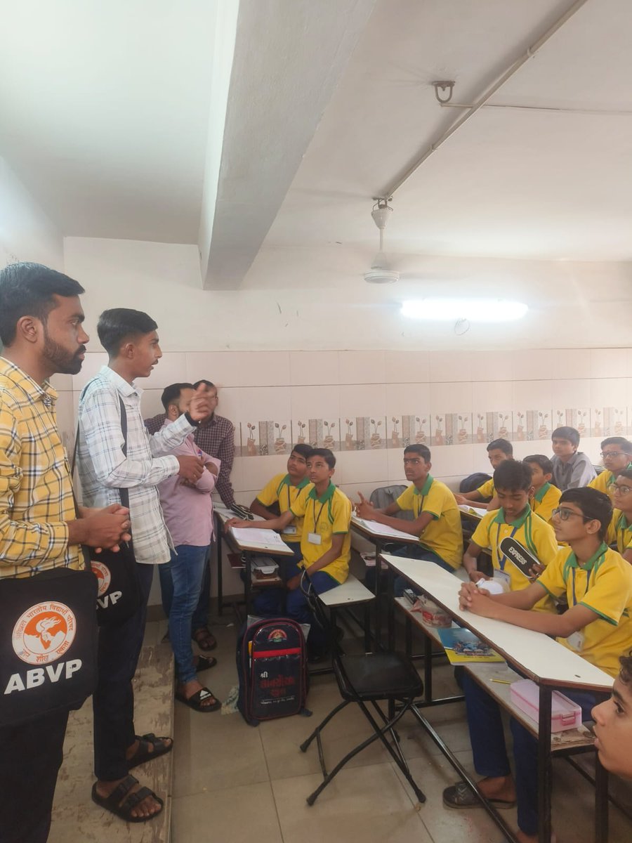 ABVPGujarat's tweet image. #ABVPMembershipDrive અંતર્ગત #ABVPRajkot મહાનગરના કાર્યકર્તાઓ દ્વારા વિવિધ શાળાના વિદ્યાર્થીઓની સદસ્યતા કરવામાં આવી.

#JoinABVP
#JoinABVPGJ
#ABVPGujarat