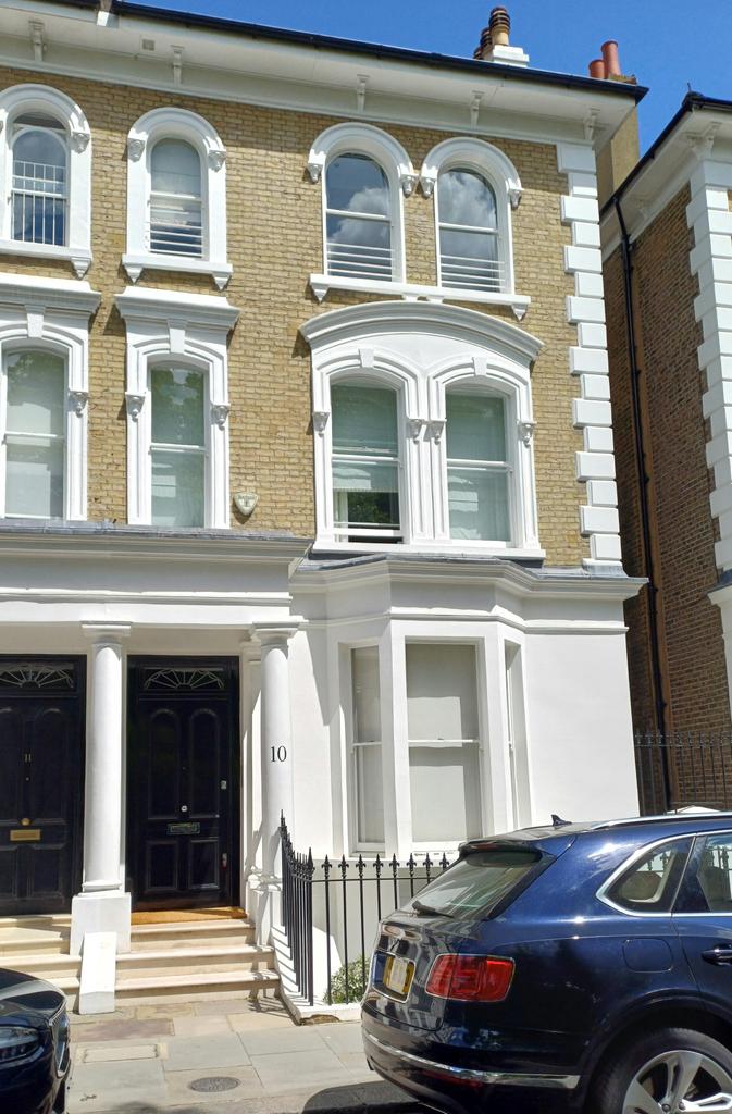 AlanEnglish9's tweet image. 10 Carlyle Square, Chelsea - owned for years by Edna O'Brien and where she hosted many famous names. In straitened circumstances she sold it for £375,000: a "personal tragedy" she said, and it was soon worth millions. Current valuation £12m. Needs a blue plaque to the great Edna