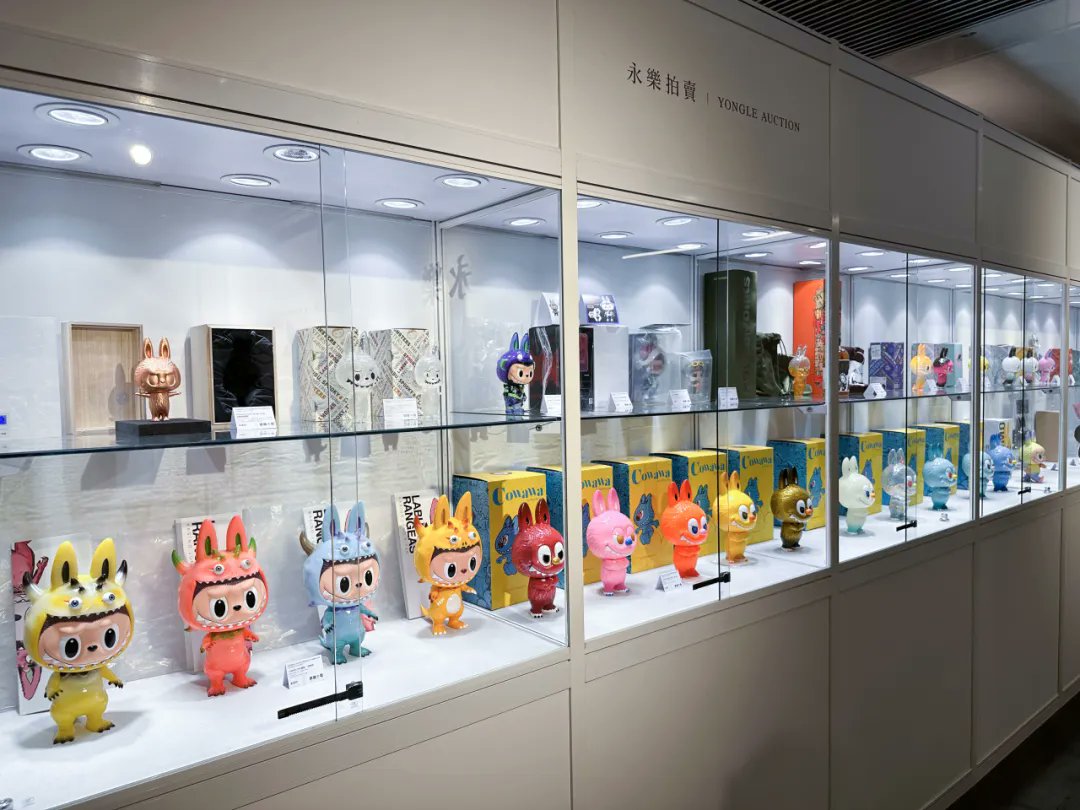 🇨🇳POP MART: "Se realizó la primera subasta mundial en vivo de obras de arte contemporáneo y piezas de la serie LABUBU. Tras más de siete horas de intensa puja, 69 piezas raras de LABUBU y arte contemporáneo se vendieron por un total de 5.206.000 yuanes"
mp.weixin.qq.com/s?__biz=MzIxMj…