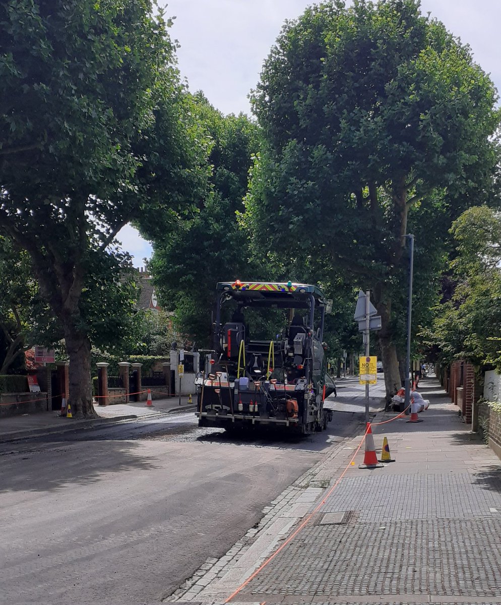 PutneyLabour's tweet image. The Labour government are getting on with fixing our roads by investing £1.6billion into their repair.
Great to see that the potholes on Gwendolen Ave will soon be gone.