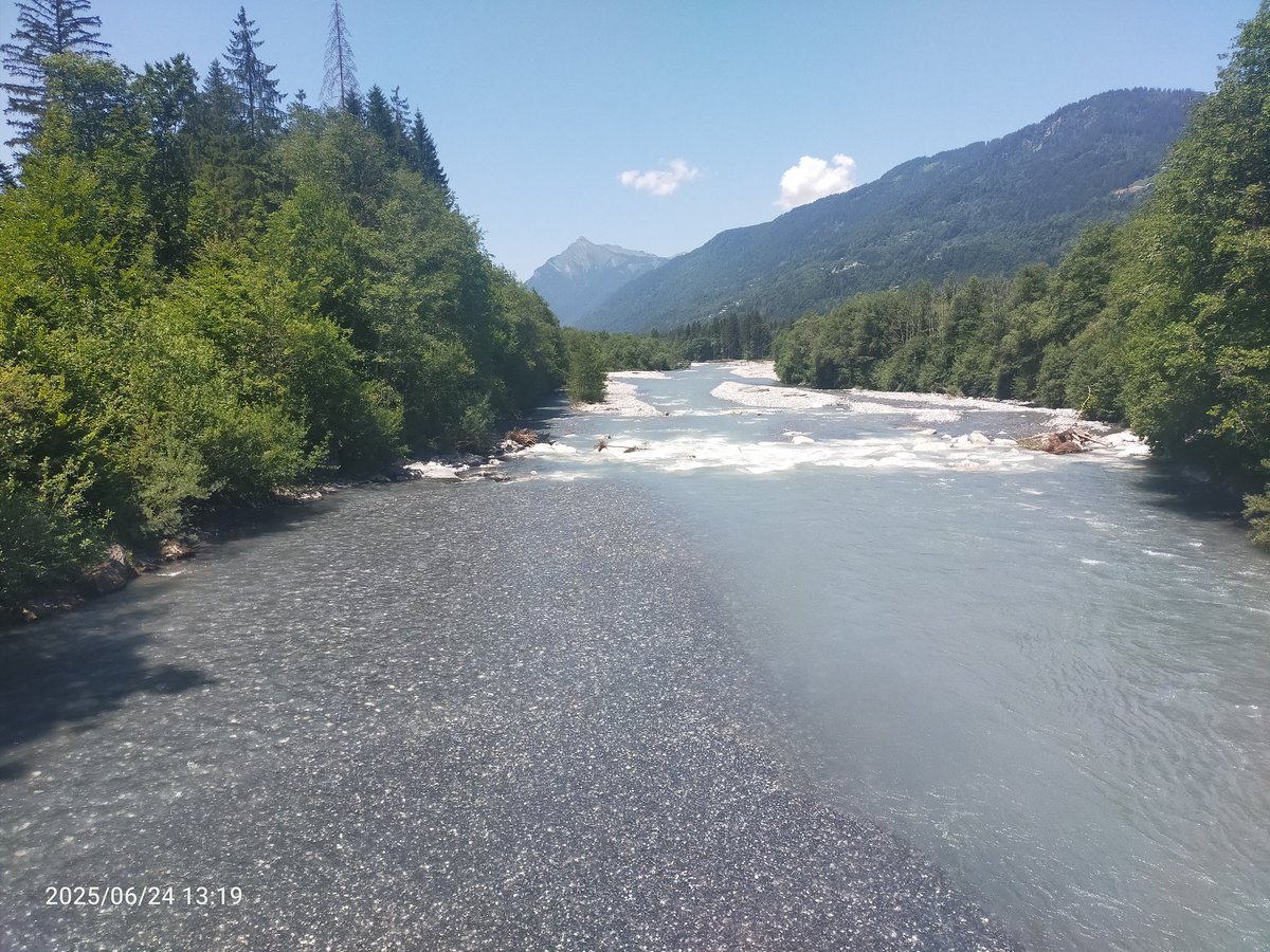 ucanski's tweet photo. Beautiful day in the #grandmassif and the walk alongside the river Giffre from Morillon to Samoens is shady with spectacular mountain views https://t.co/puclYTTH2m