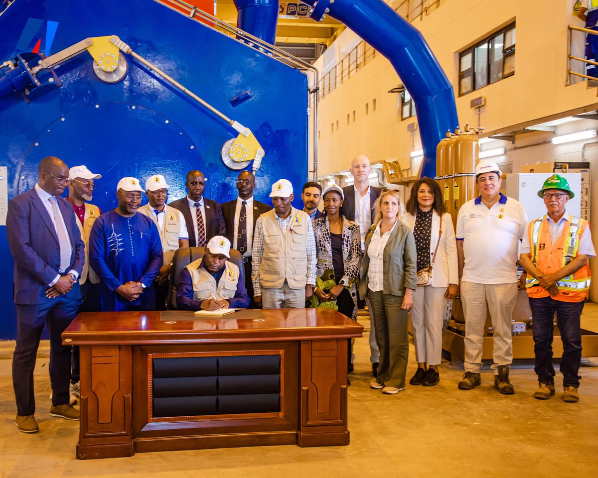 akezanet's tweet photo. 🔴ACTU-Énergie : Le groupement CMC-ORASCOM vient de remettre officiellement les clés de la centrale hydroélectrique de JIJI au gouvernement du Burundi, six ans après les travaux de construction
========================
C’est une grande info du jour, pour ce mardi 24 Juin 2025, au Burundi. Inauguration de la centrale hydroélectrique de JIJI ( 32,5MW), par le Président de la République @GeneralNeva . Une grande centrale ( jusqu’ici première au Burundi), construite en commune SONGA, de la province Bururi, par le @cmc_orascom  .

L’inauguration de cette centrale fait de 2025, une année de transformation pour le secteur énergétique burundais car ça marque une étape importante dans la trajectoire du pays vers un développement durable et inclusif.

Etant sur terrain, @akezanet  confirme une ambiance remplie de joie et de fierté  pour tous ceux qui ont travaillé sur la construction de cette centrale, avec le cofinancement de la @Banquemondiale , l'@AfDB_Group , l'@UEauBurundi  et l'@EIB .

Ce projet vise à réduire le déficit actuel d'approvisionnement en électricité, diminuer la dépendance à une production d'énergie thermique coûteuse et polluante, et accroître le taux d'accès à l'électricité.

#lesbeautesdecheznous #akezanet #energie #infrastructure #Burundi
