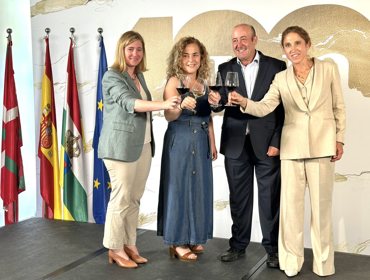 🍇En el centenario de <a href="/RiojaWine_ES/">Rioja Wine España</a>, Raquel Pérez Cuevas se ha convertido hoy en la primera mujer que preside la DOCa Rioja.

La delegada de Gobierno, <a href="/Beatrizarraiz/">Beatriz Arraiz</a>, ha asistido a su nombramiento.