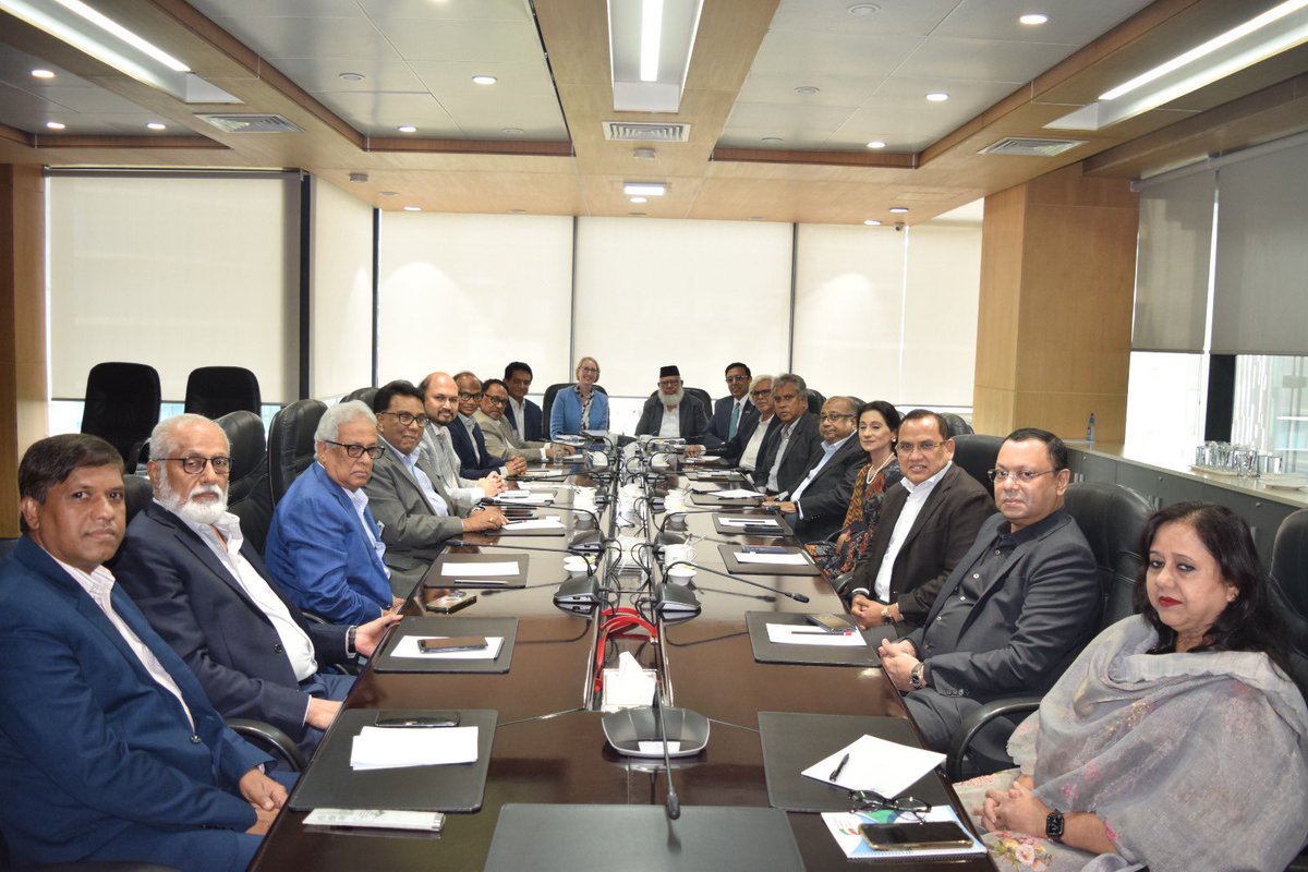 Good to meet with the President and Executive Board of the International Chamber of Commerce Bangladesh. 🇬🇧 🤝🇧🇩

We discussed boosting two way trade and investment, export diversification and the UK’s support to economic reform in Bangladesh.