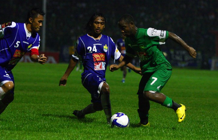 FandomID_'s tweet photo. Berita duka datang dari dunia sepakbola. John Tarkpor Sonkaliey, eks gelandang asal Liberia yang sempat berkarier di Indonesia era ISL, telah berpulang. Ia bukan pemain tinggi besar, tapi tendangan gledeknya—keras dan bertenaga—takkan dilupakan para pencinta bola tanah air. 🥀

Sebuah utas