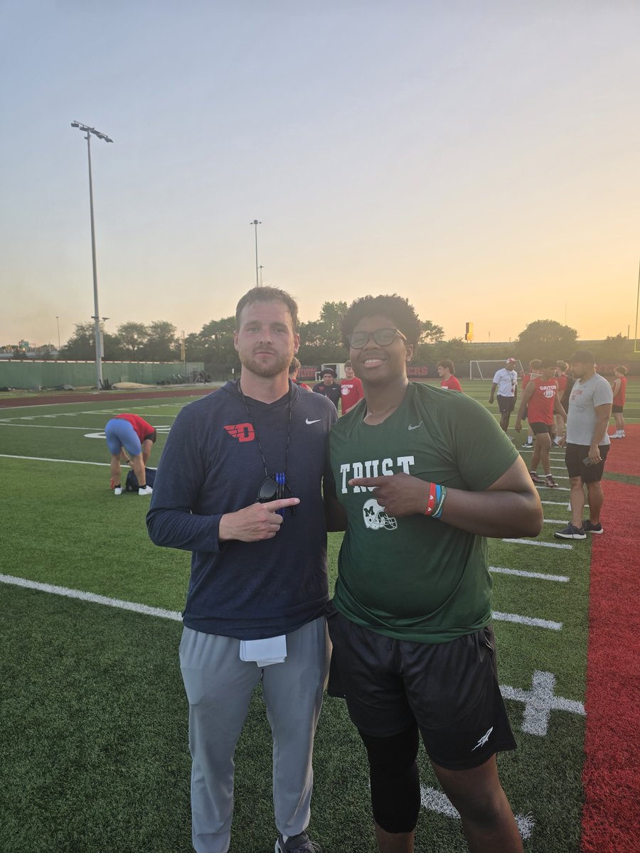 JuanBatesII's tweet image. Had a Great time competing last night at @DaytonFootball Thank you to Coach @Jay9Terry @TDAndrews4 for having me! I look forward to returning for Senior Day! @MasonCometsFB @AustinSchaffer2