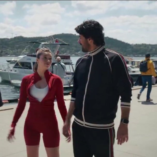 Confesso que não estava esperando muito, mas me diverti demais kkkkk o personagem do Engin super pra frentex, investindo na personagem da Afra na cara dura e ela tentando esconder, mas já super na dele tbm kkkkk #AfraSaraçoğlu #EnginAkyürek