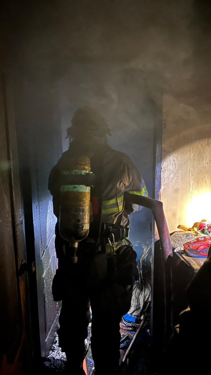 BomberosGYE's tweet image. #BCBGInforma | Cerca de las 5:00 de esta madrugada recibimos una alerta por incendio en una vivienda ubicada en la Alborada Sexta Etapa. 

Desde el #BCBG despachamos cuatro unidades de combate, una de rescate, una ambulancia y un vehículo para recarga de equipos de respiración…
