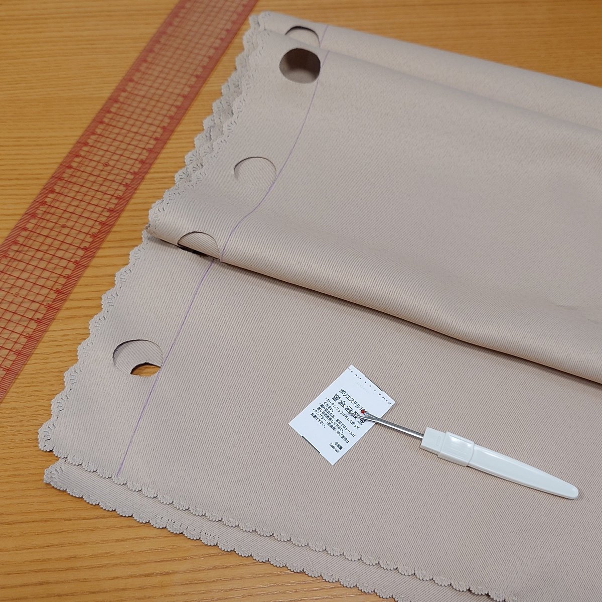 Mk02495613's tweet photo. カーテン自作してつけてみました☀
（カフェカーテンを縫い直して紐と吸盤で設置しただけ）

これでチャイルドシートに日光が差さなければ少しはマシになるかな… https://t.co/gGDXXjLT1n