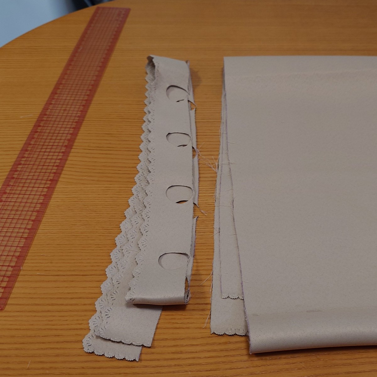 Mk02495613's tweet photo. カーテン自作してつけてみました☀
（カフェカーテンを縫い直して紐と吸盤で設置しただけ）

これでチャイルドシートに日光が差さなければ少しはマシになるかな… https://t.co/gGDXXjLT1n