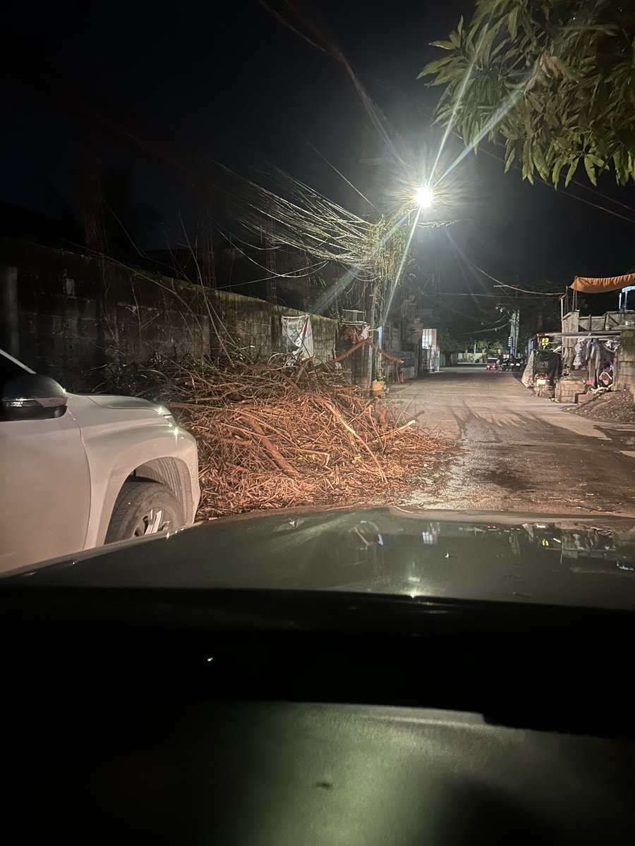 iamTinaG's tweet photo. @valenzuelacity pag ganito po ba.. sino bang dapat maglinis nito lalo na kung nakakasagabal sa kalsada.. ang lapit lang nito sa coloong health center.. im not sure bakit di kinocall ung attention ni dr wee @rex_gatchalian https://t.co/6onRYOXVCq