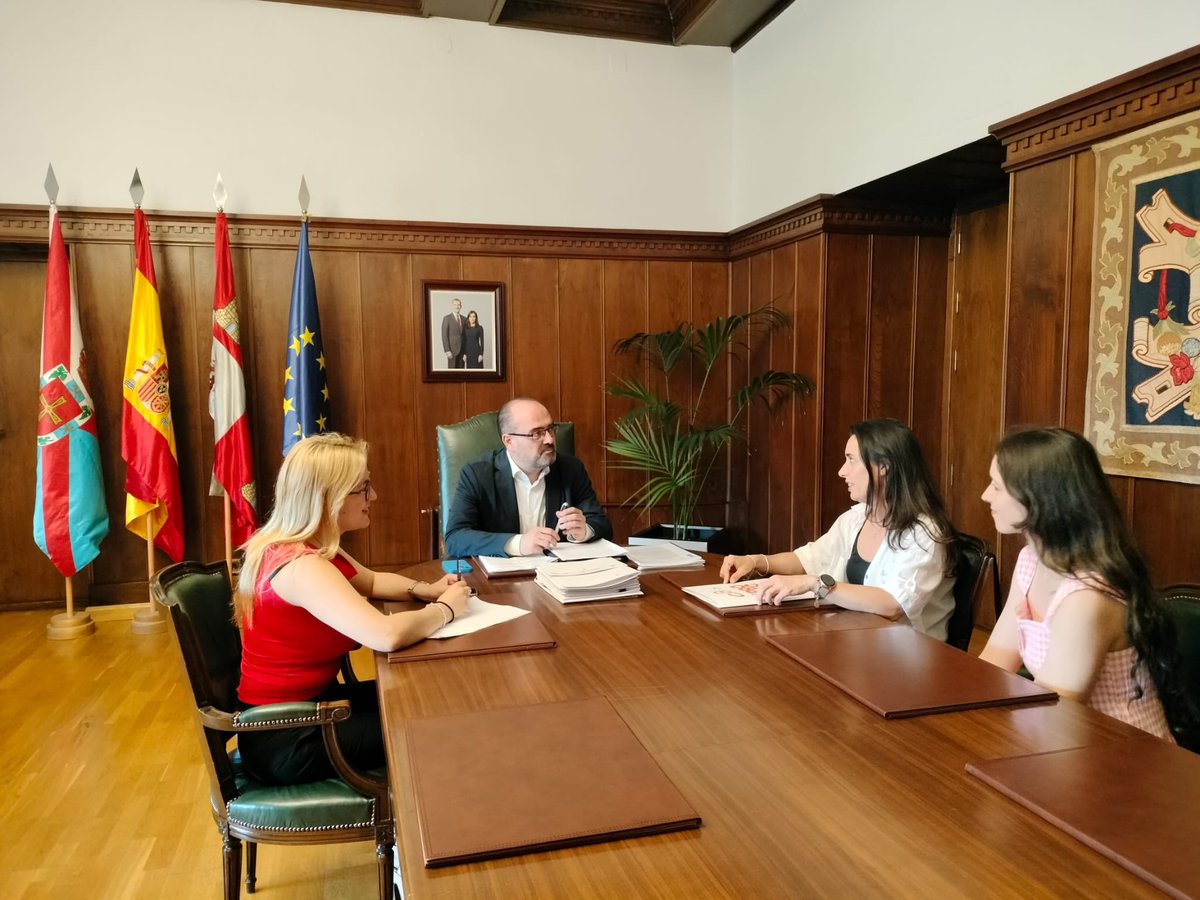 Me he reunido con representantes de Proyecto Hombre Bierzo - León, que este año celebra su 40 aniversario.